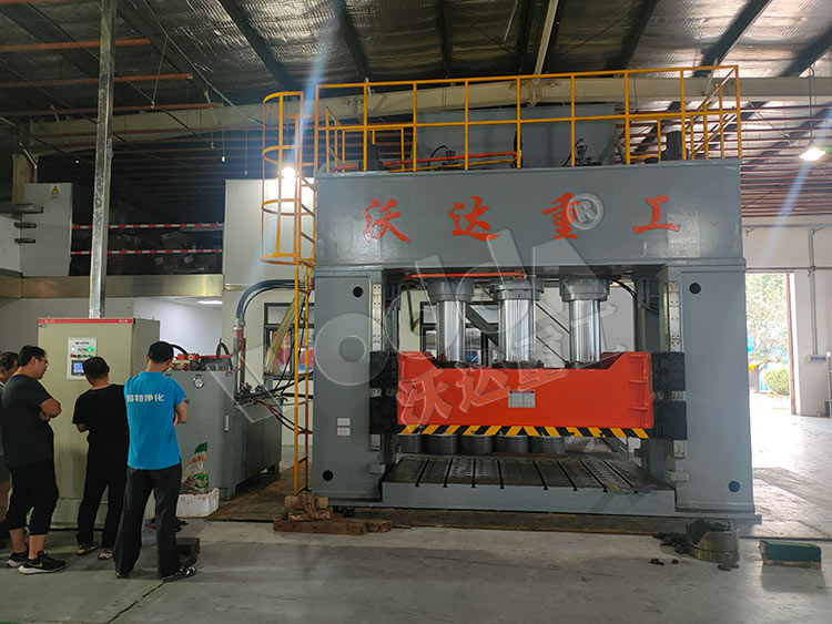 1000噸框架式薄板拉伸液壓機客戶現場.jpg